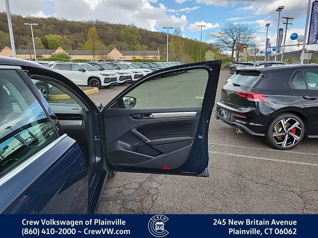 Certified 2022 Volkswagen Passat 2.0T SE FWD image 40