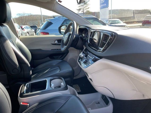 Used 2023 Chrysler Pacifica Touring-L image 7