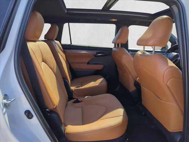 Used 2025 Toyota Highlander Platinum image 18