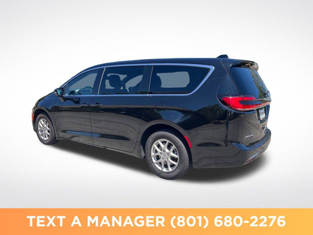 Used 2025 Chrysler Pacifica Select FWD image 3