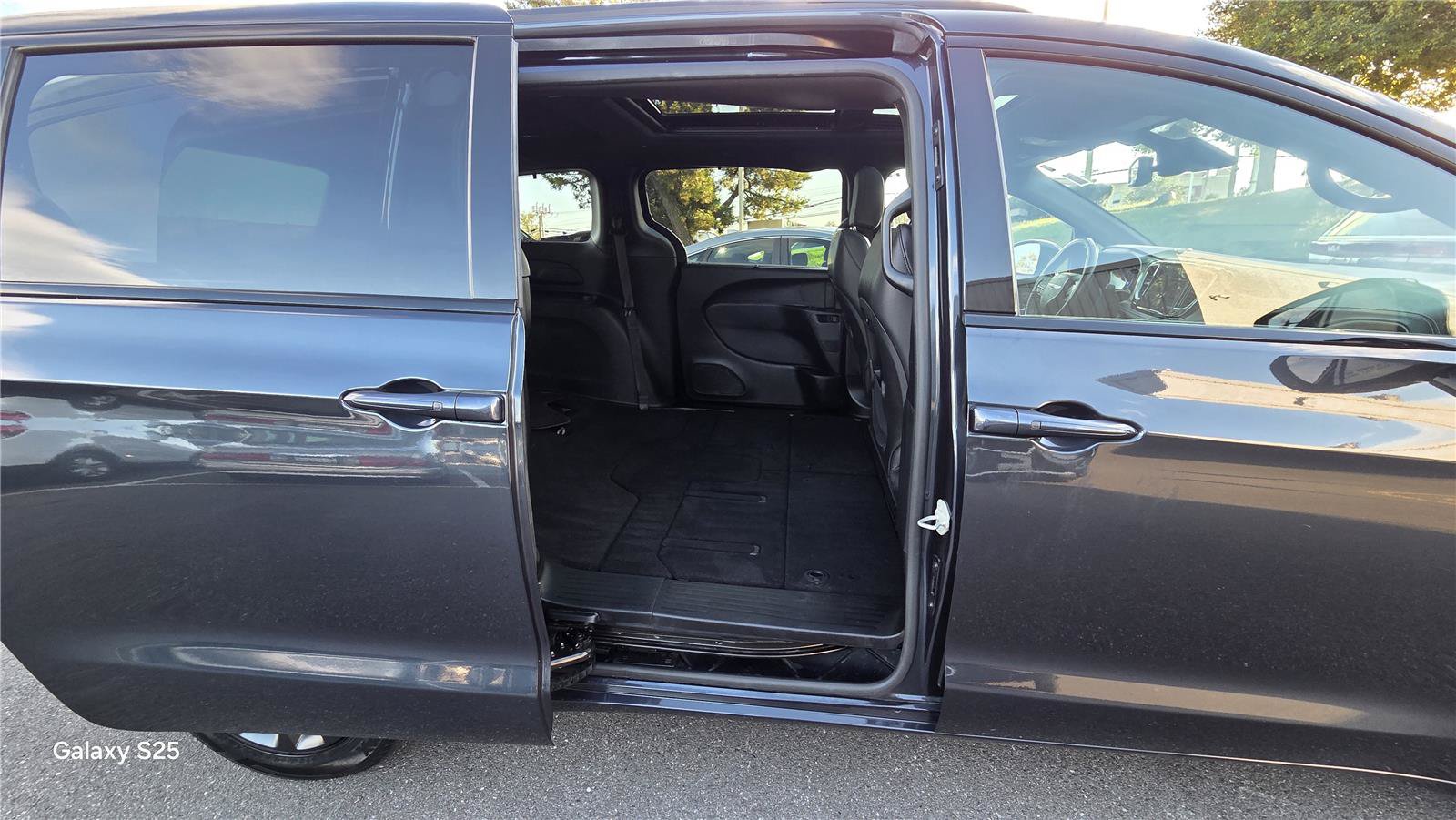 Used 2021 Chrysler Pacifica Touring-L w/ S Appearance Package AWD/4WD image 29