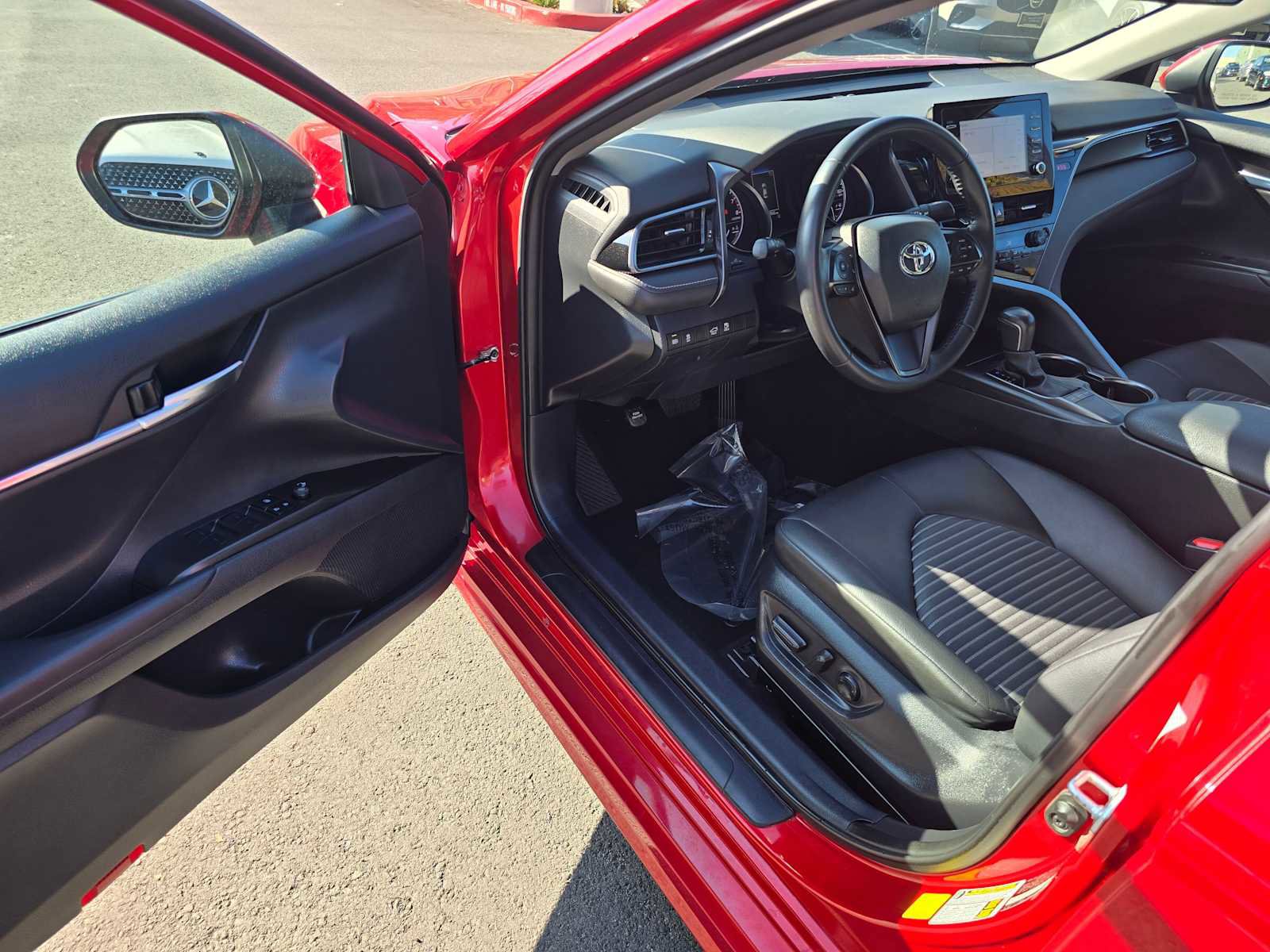 Used 2024 Toyota Camry SE image 19