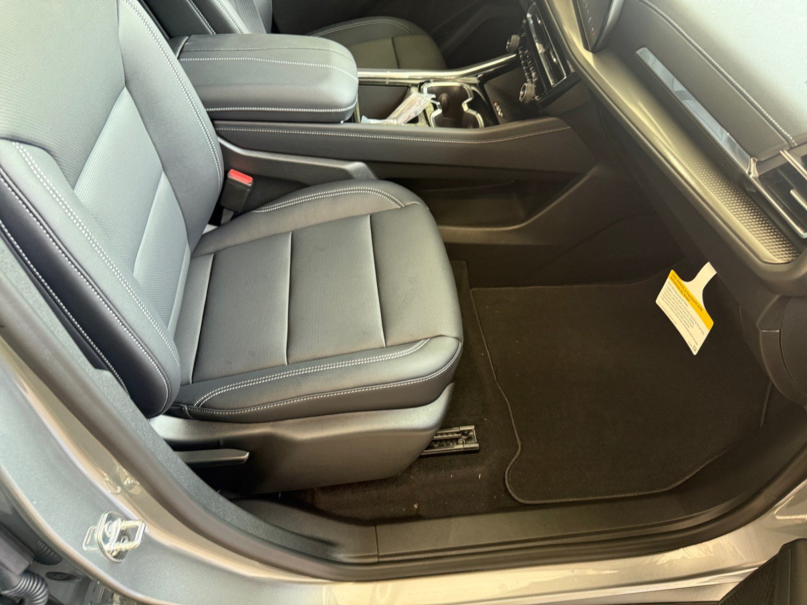 New 2027 Chevrolet Traverse LT w/ Sun and Wheel Package FWD image 12