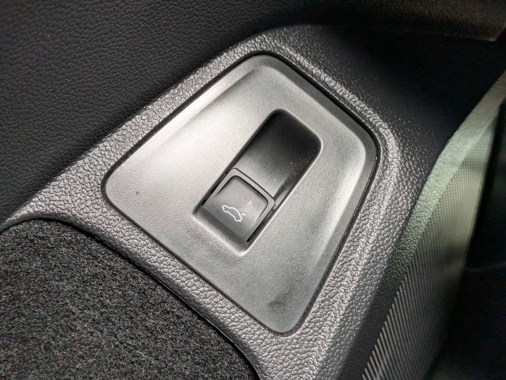 Certified 2023 Volkswagen Tiguan SEL R-Line image 37