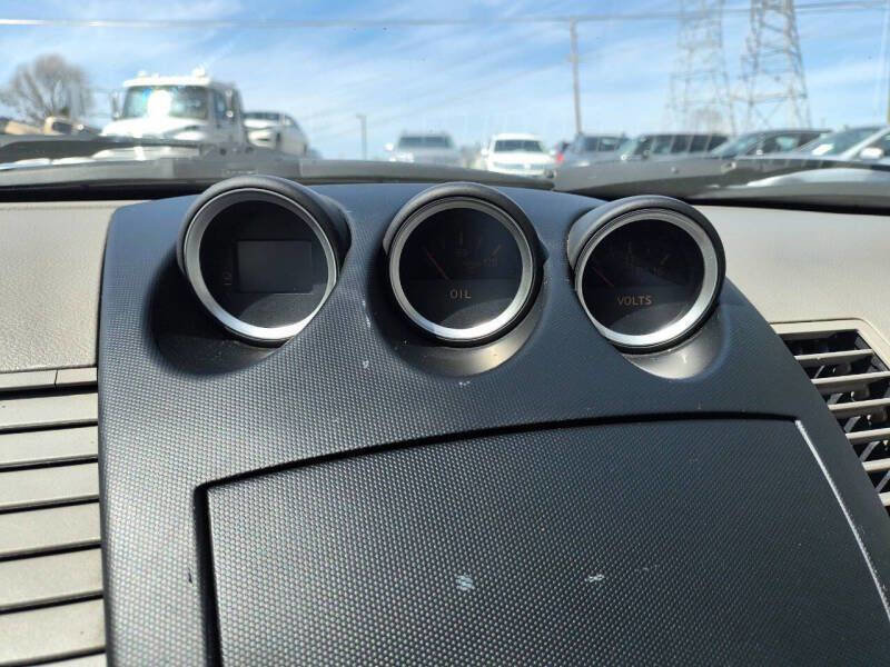 Used 2005 Nissan 350Z Touring RWD image 16