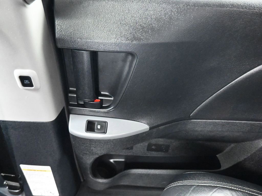 Used 2017 Toyota Sienna SE w/ SE Preferred Package image 34