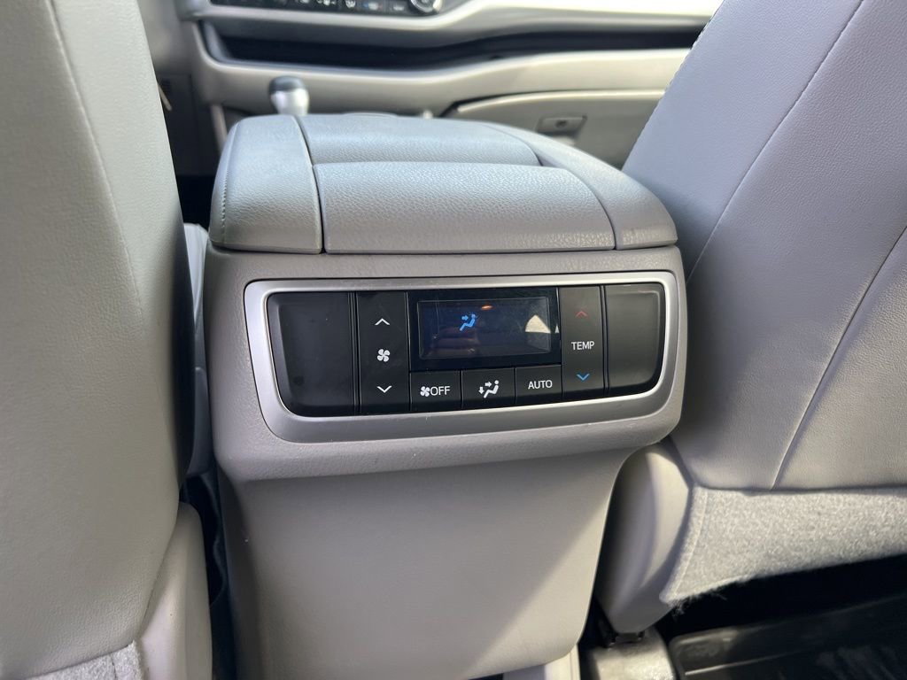 Used 2017 Toyota Highlander LE AWD/4WD image 18