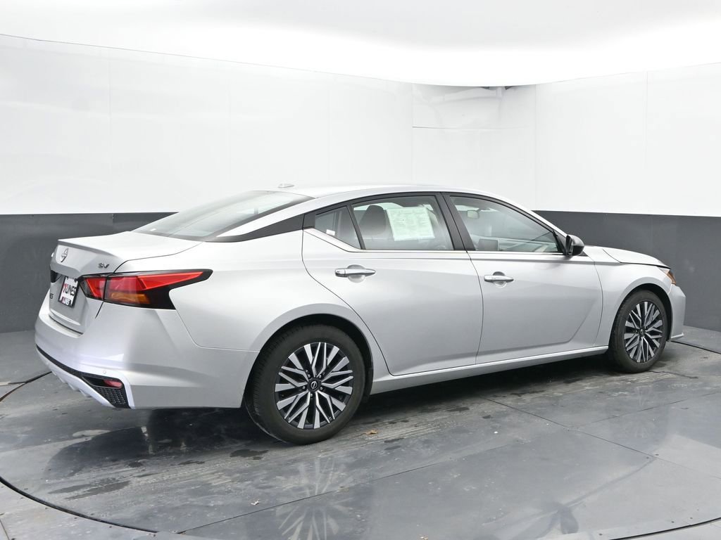 Used 2024 Nissan Altima 2.5 SV FWD image 11