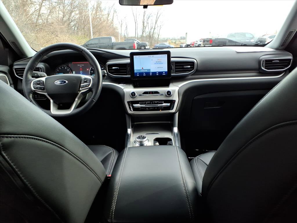 Used 2022 Ford Explorer XLT w/ Equipment Group 202A image 8