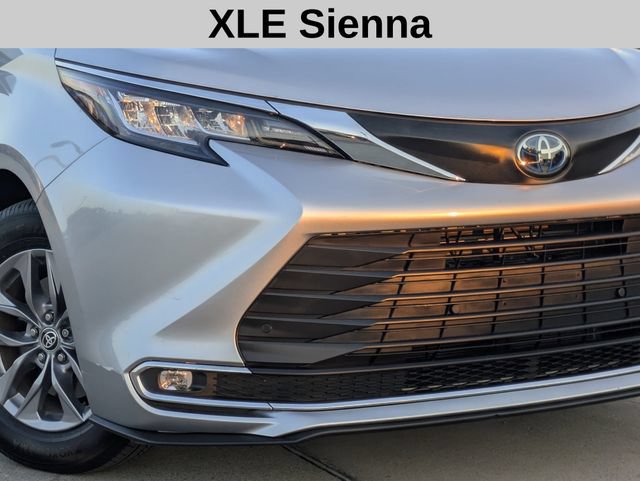 Used 2023 Toyota Sienna XLE FWD image 3