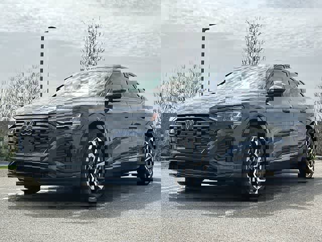Used 2024 Audi Q8 e-tron Premium Plus image 21