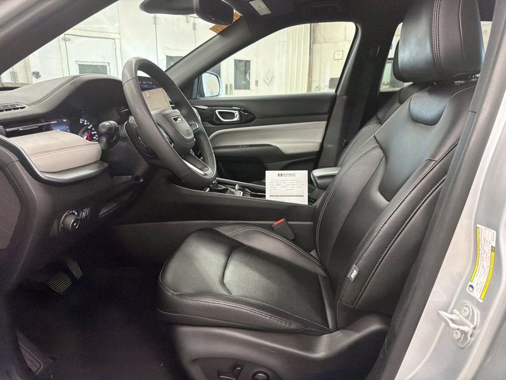 Used 2025 Jeep Compass Limited AWD/4WD image 7