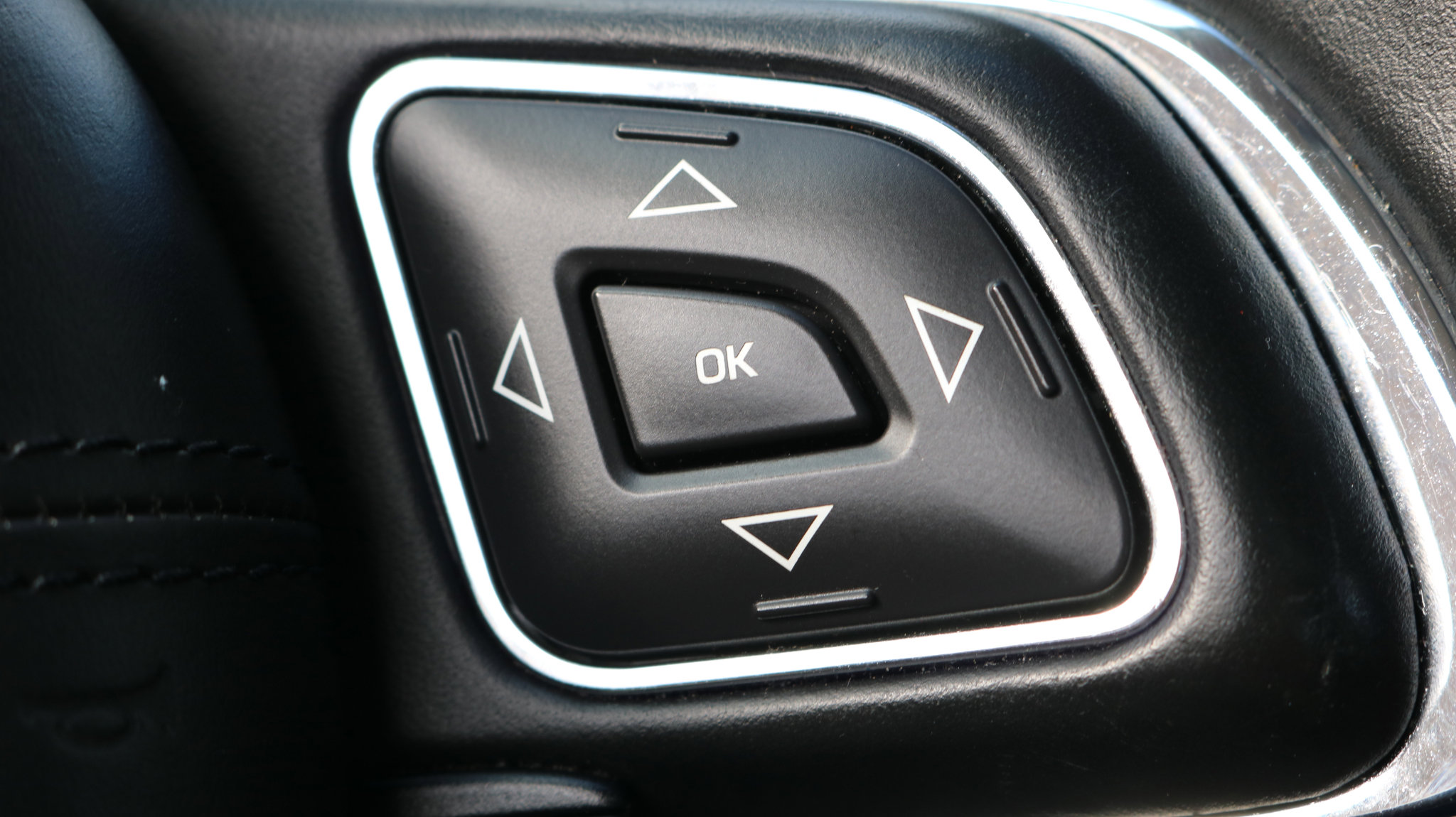 Used 2016 Jaguar XJ R-Sport image 15