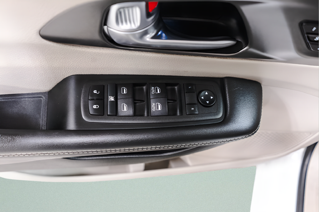 Used 2024 Chrysler Pacifica Touring-L FWD image 24
