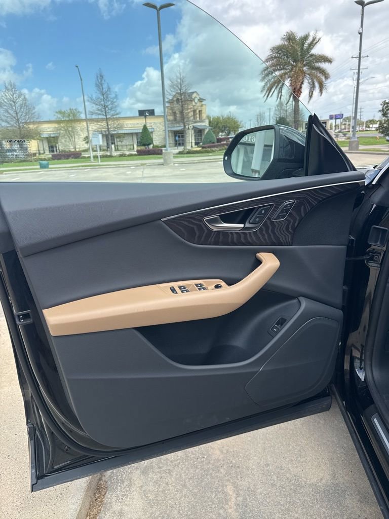 Used 2025 Audi Q8 Premium w/ Convenience Package image 7