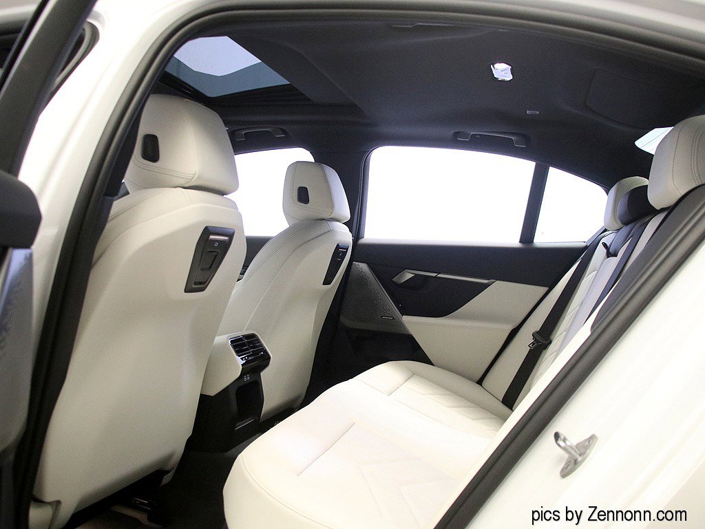 Used 2025 BMW i5 xDrive40 w/ Premium Package image 13