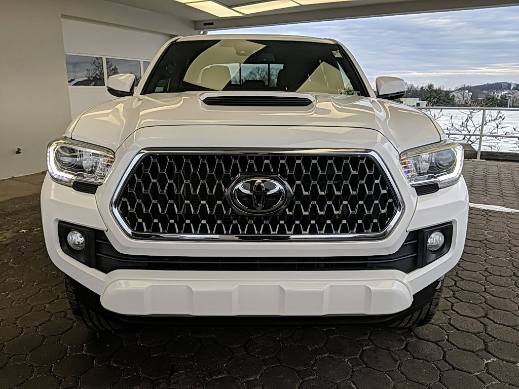 Used 2019 Toyota Tacoma TRD Sport image 2