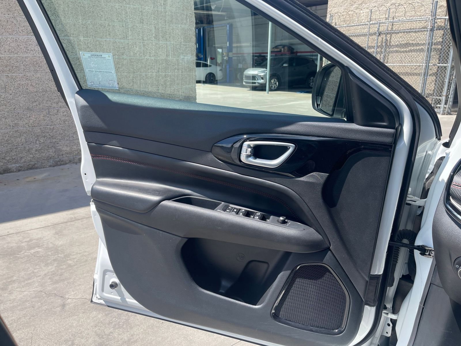 Used 2025 Jeep Compass Trailhawk image 18