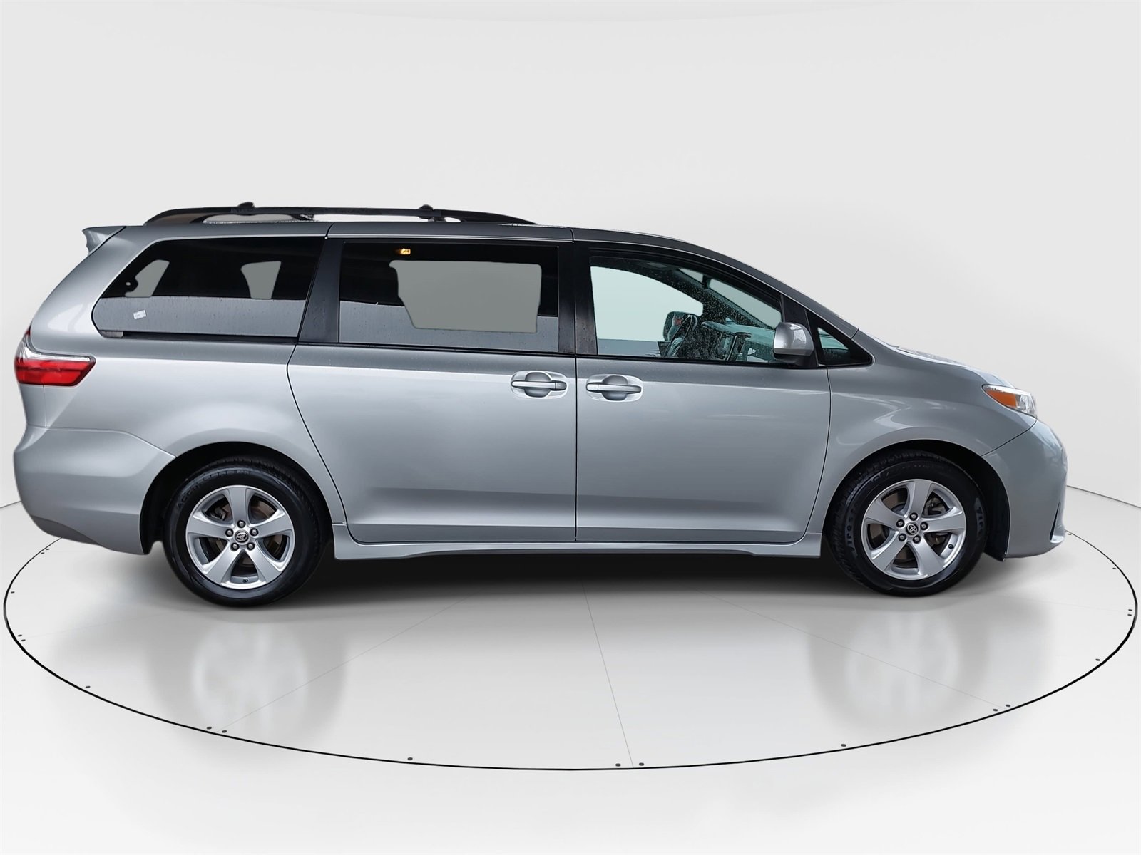 Used 2020 Toyota Sienna LE image 4