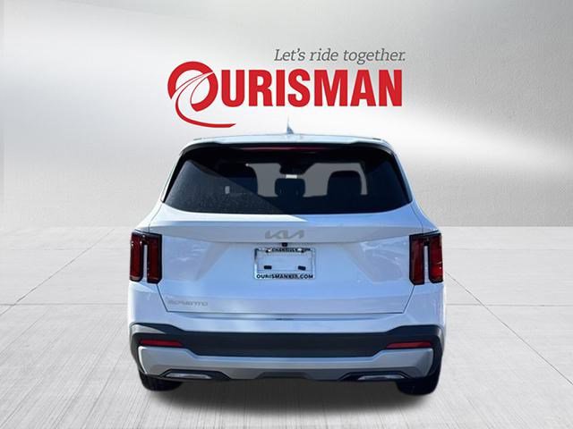 Used 2024 Kia Sorento LX image 3