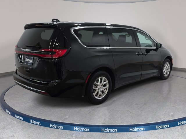 Used 2024 Chrysler Pacifica Touring-L FWD image 6
