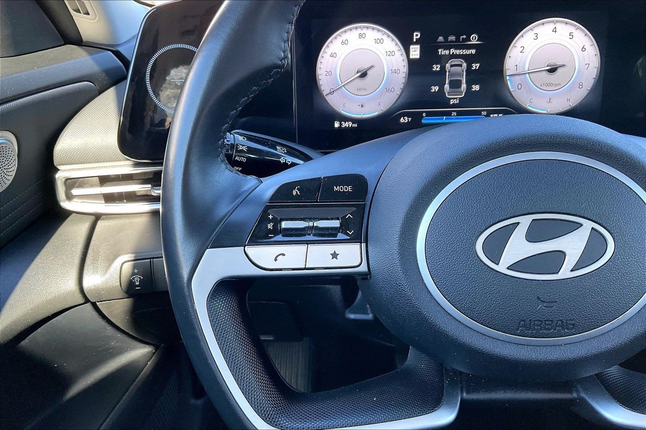 Used 2025 Hyundai Elantra SEL FWD image 30