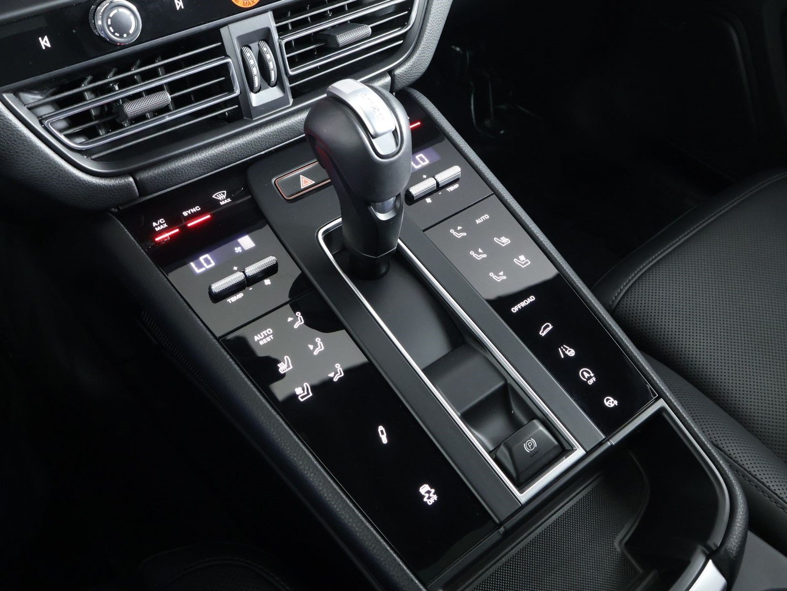 Certified 2026 Porsche Macan Turbo AWD/4WD image 18