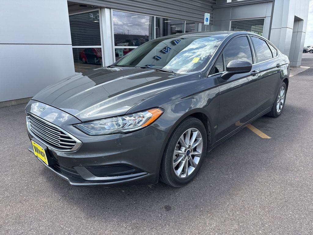 Used 2017 Ford Fusion SE w/ Fusion SE Technology Package FWD image 2