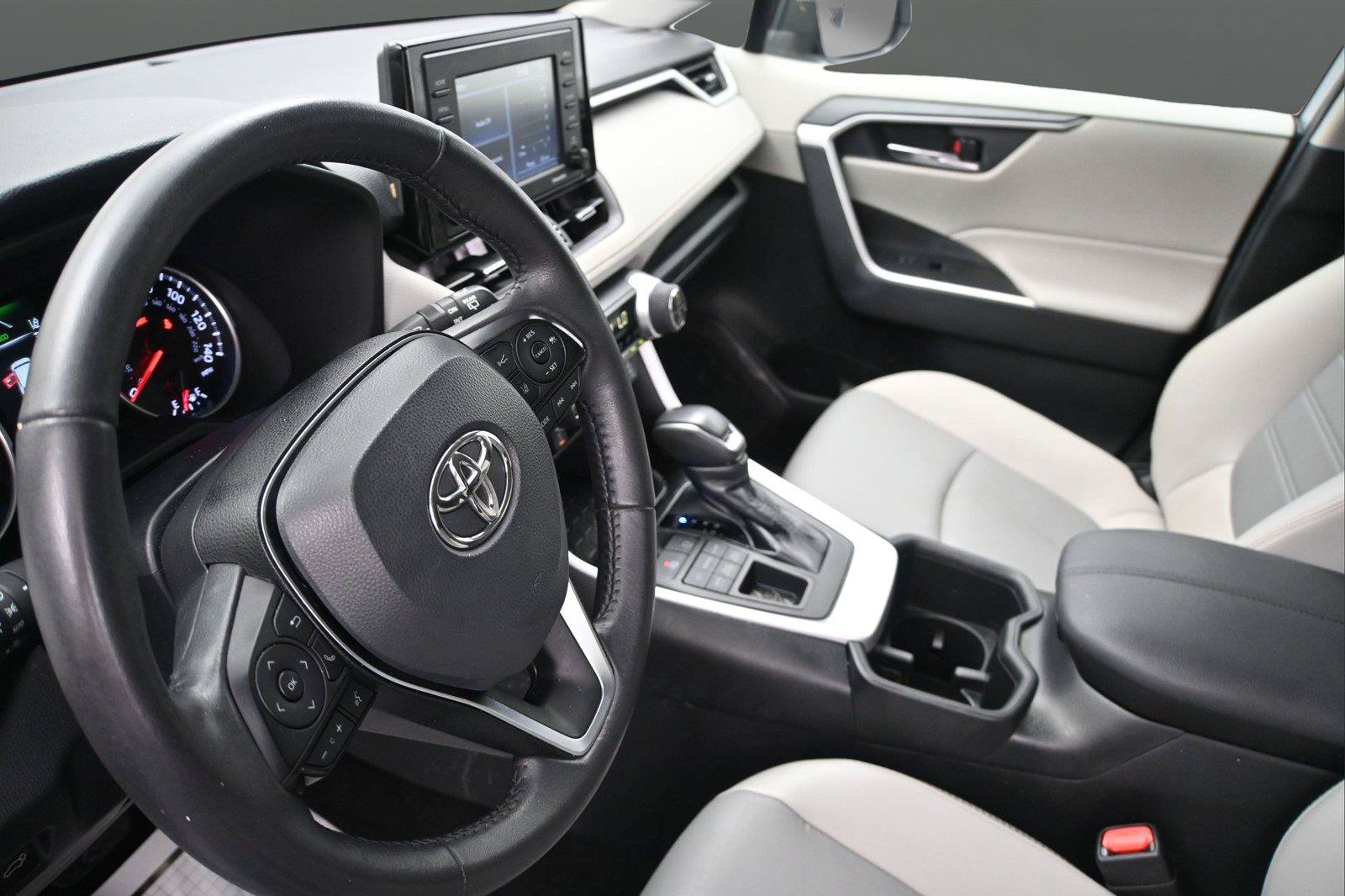 Used 2022 Toyota RAV4 XLE Premium AWD/4WD image 2