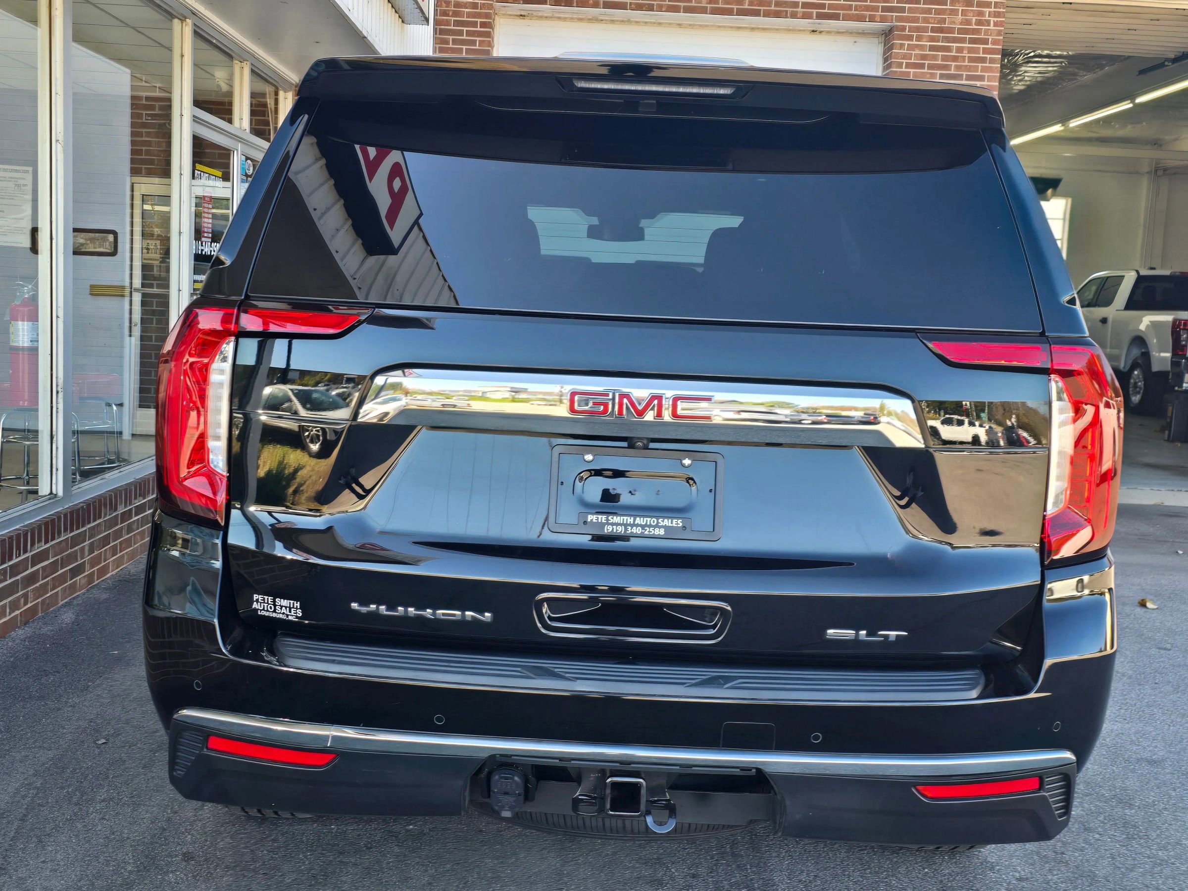 Used 2023 GMC Yukon XL SLT AWD/4WD image 5