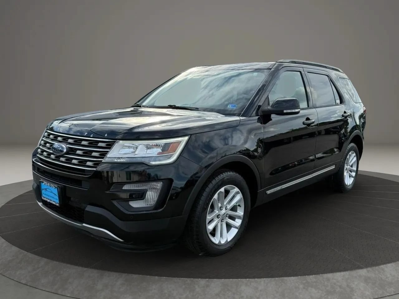 Used 2017 Ford Explorer XLT w/ Equipment Group 202A FWD image 7