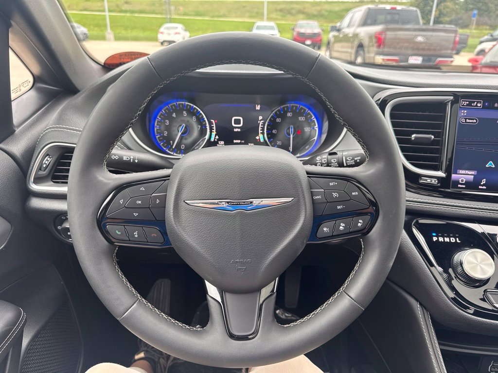 Used 2025 Chrysler Pacifica Limited FWD image 13