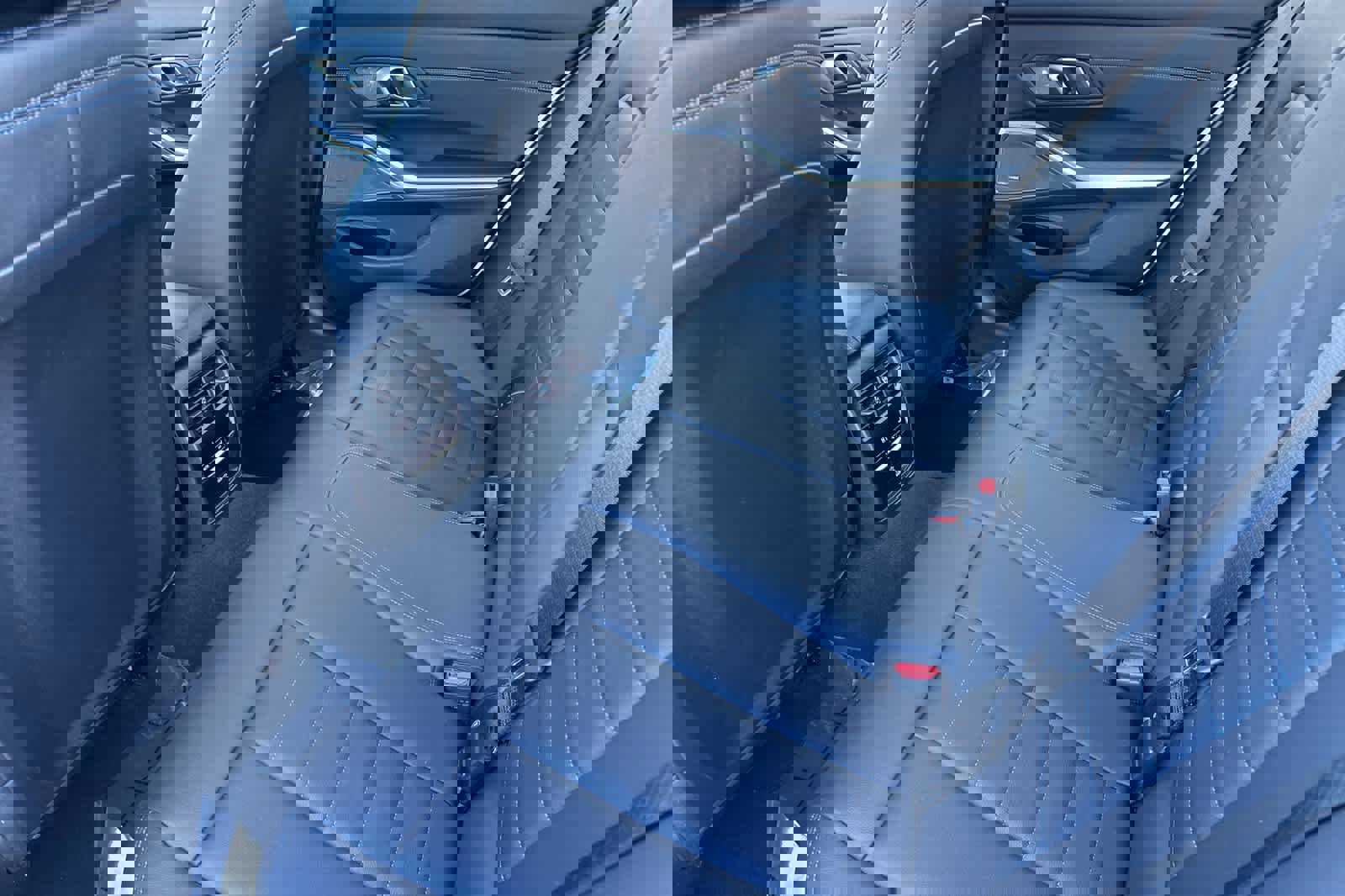 Used 2025 BMW 330i Sedan w/ M Sport Package image 4