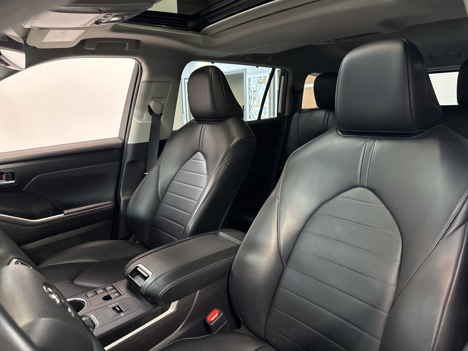 Used 2023 Toyota Highlander XLE image 6