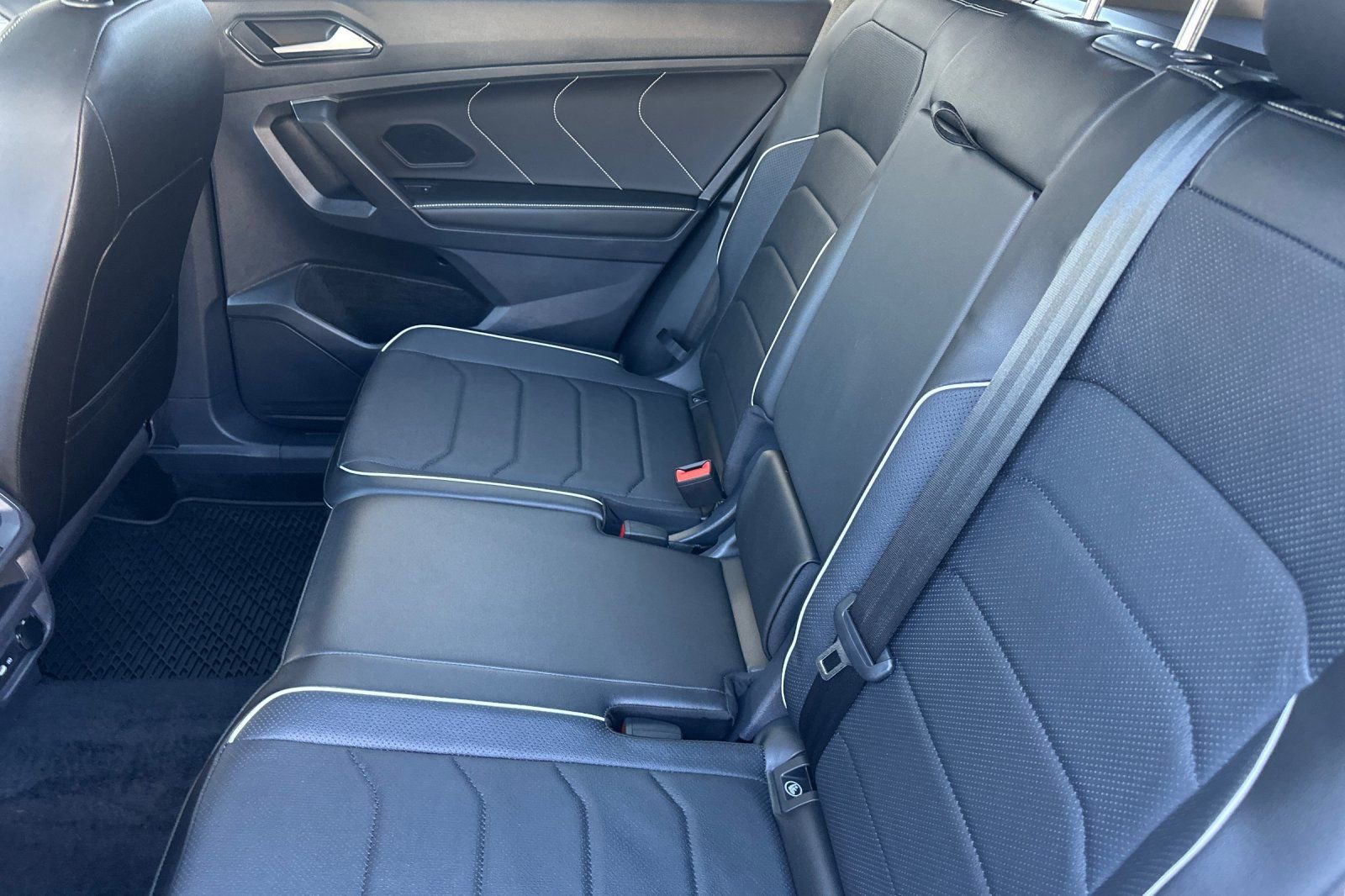 Certified 2024 Volkswagen Tiguan SEL R-Line image 12