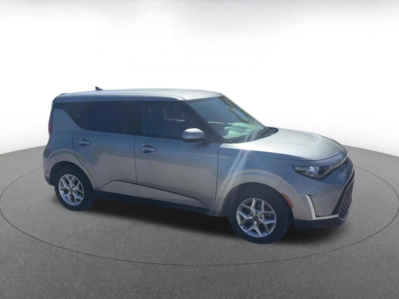 Used 2025 Kia Soul LX w/ LX Technology Package FWD image 2