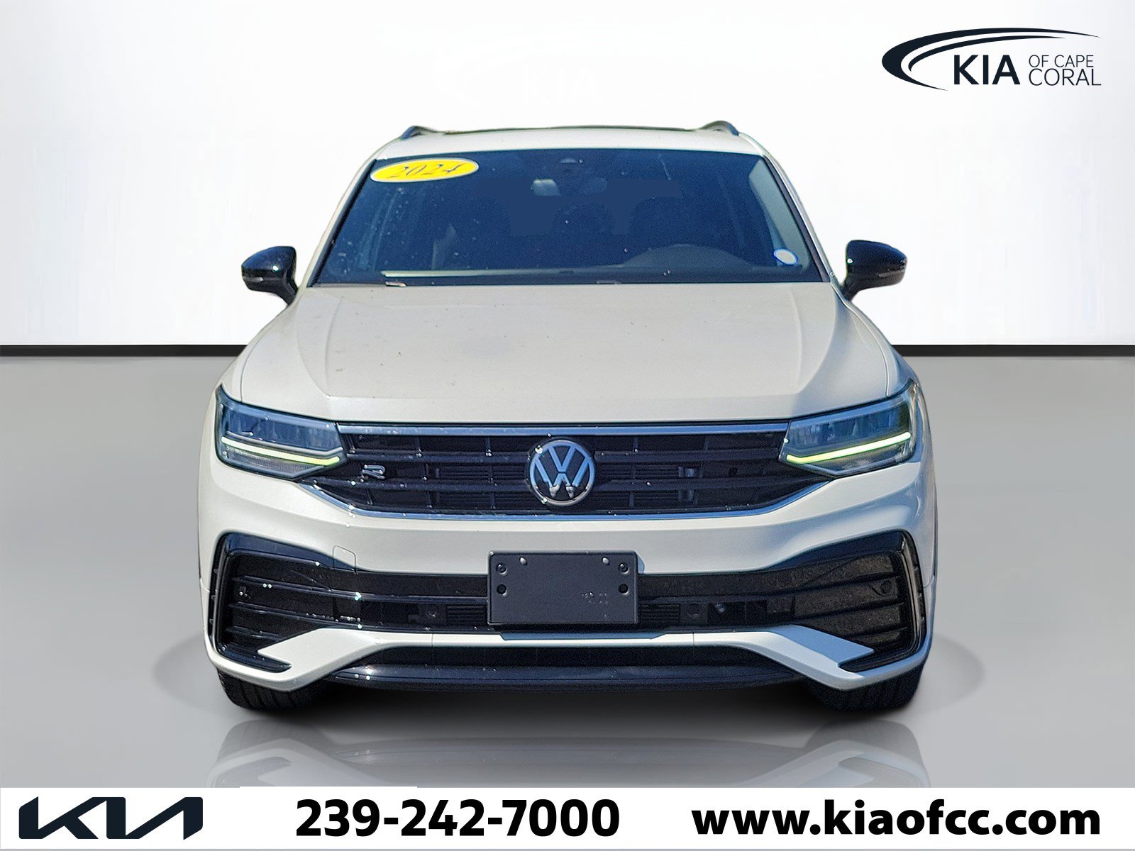 Used 2024 Volkswagen Tiguan SE R-Line AWD/4WD image 2