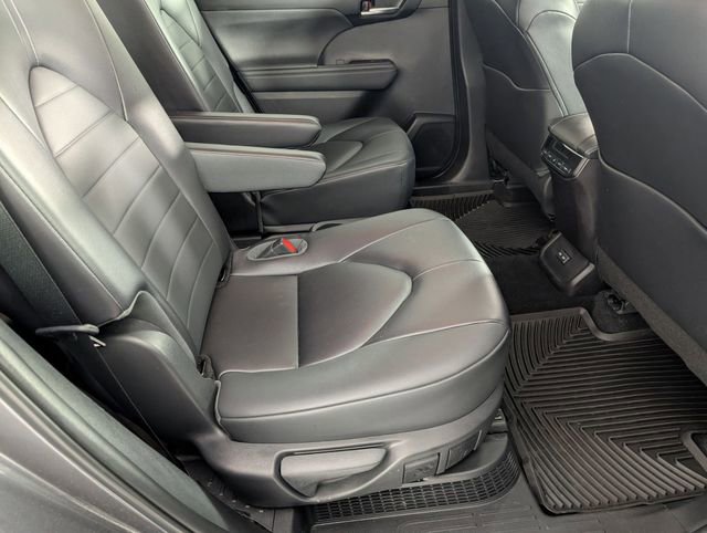 Used 2023 Toyota Highlander XLE image 32