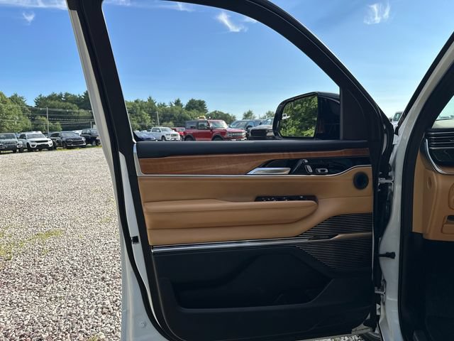 Used 2025 Jeep Grand Wagoneer L Series III w/ Rear Seat Video Group 1 AWD/4WD image 25