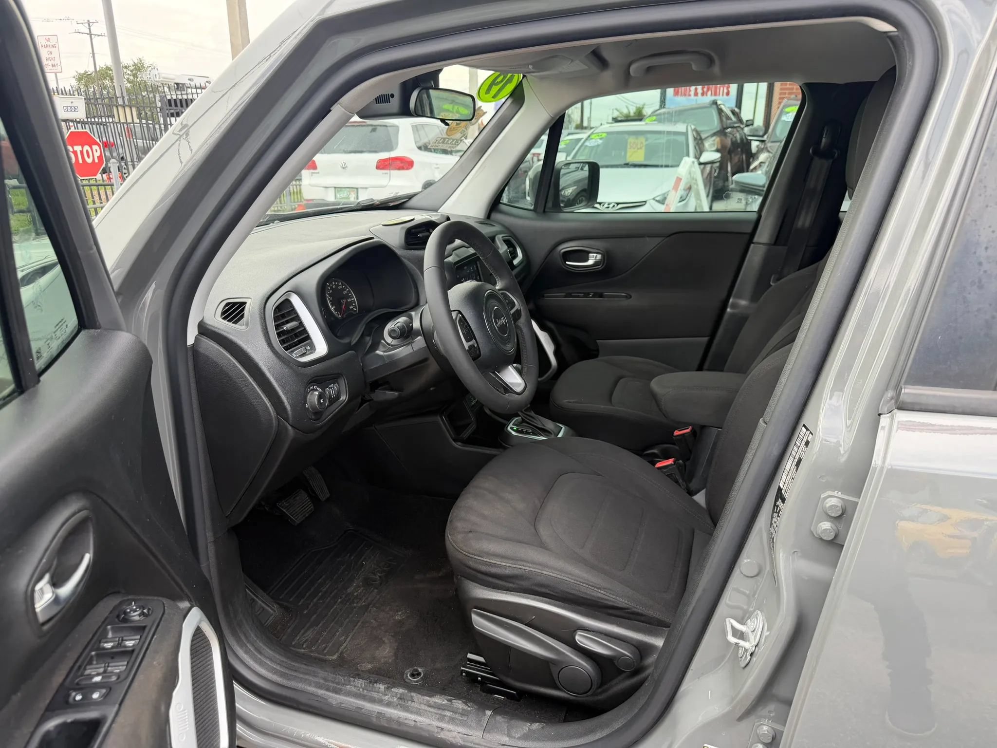 Used 2019 Jeep Renegade Latitude FWD image 8