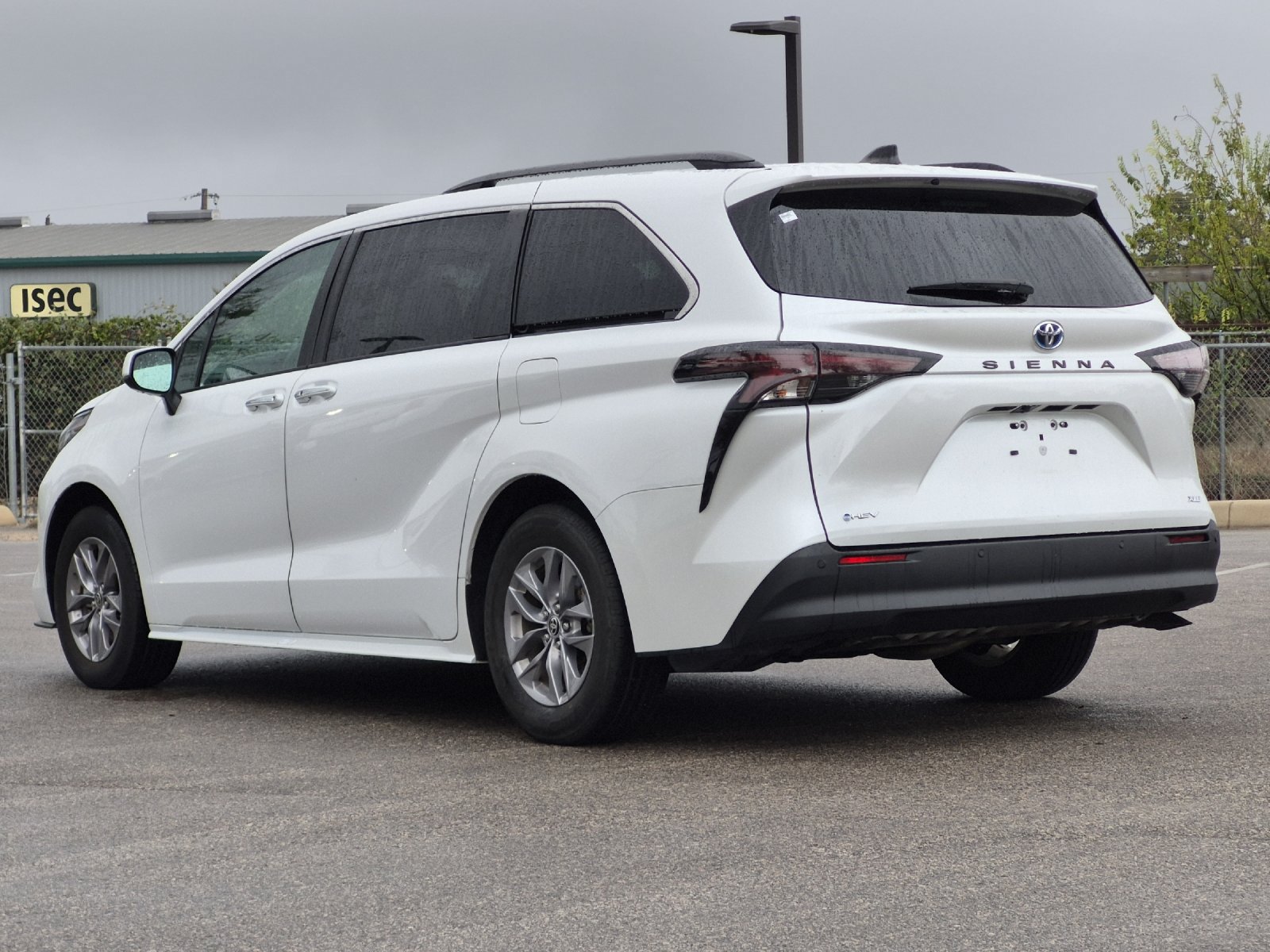 Used 2025 Toyota Sienna XLE FWD image 3