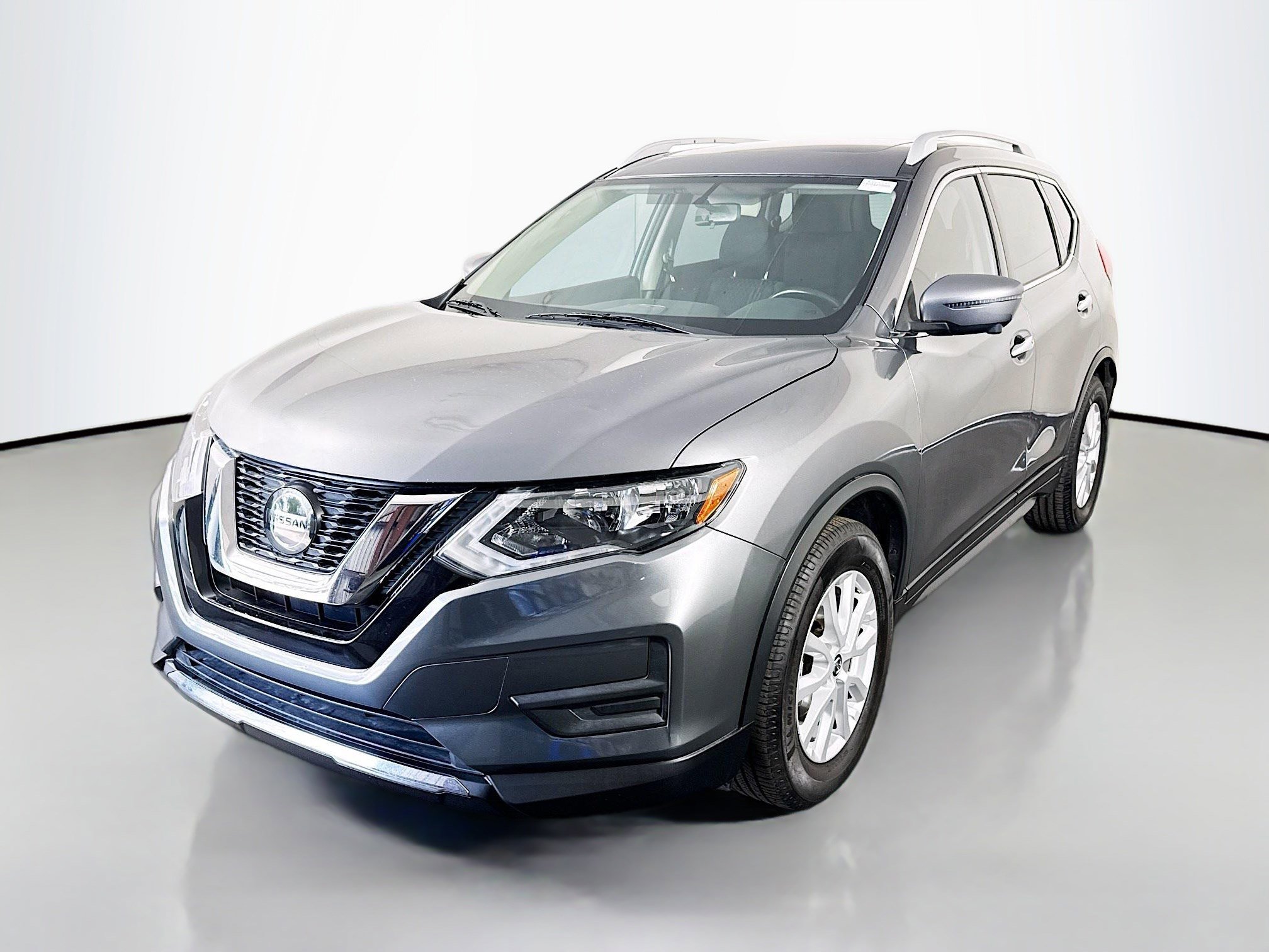 Used 2018 Nissan Rogue SV w/ Sun & Sound Touring Package image 4