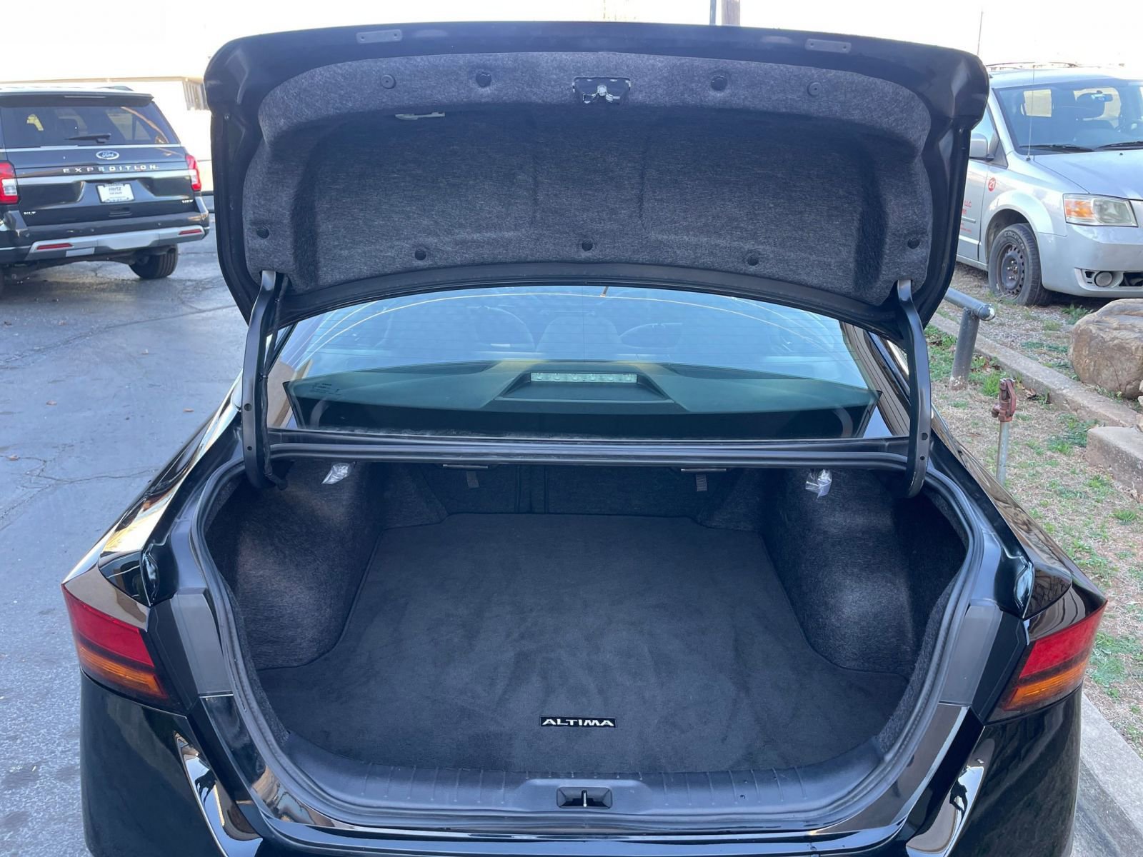 Used 2025 Nissan Altima 2.5 SV image 30