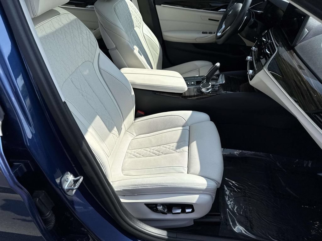 Used 2022 BMW 530e xDrive w/ Premium Package AWD/4WD image 7