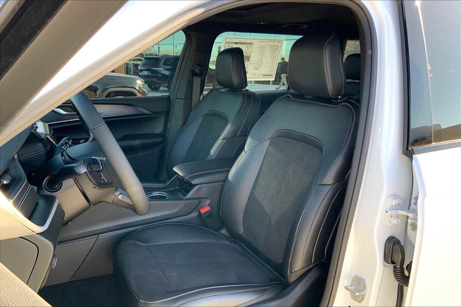 New 2025 Jeep Grand Cherokee L Laredo image 9