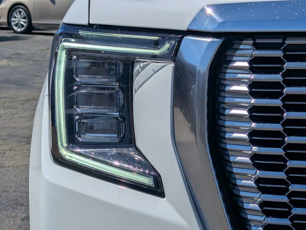Used 2021 GMC Yukon XL SLT w/ SLT Luxury Plus Package image 11