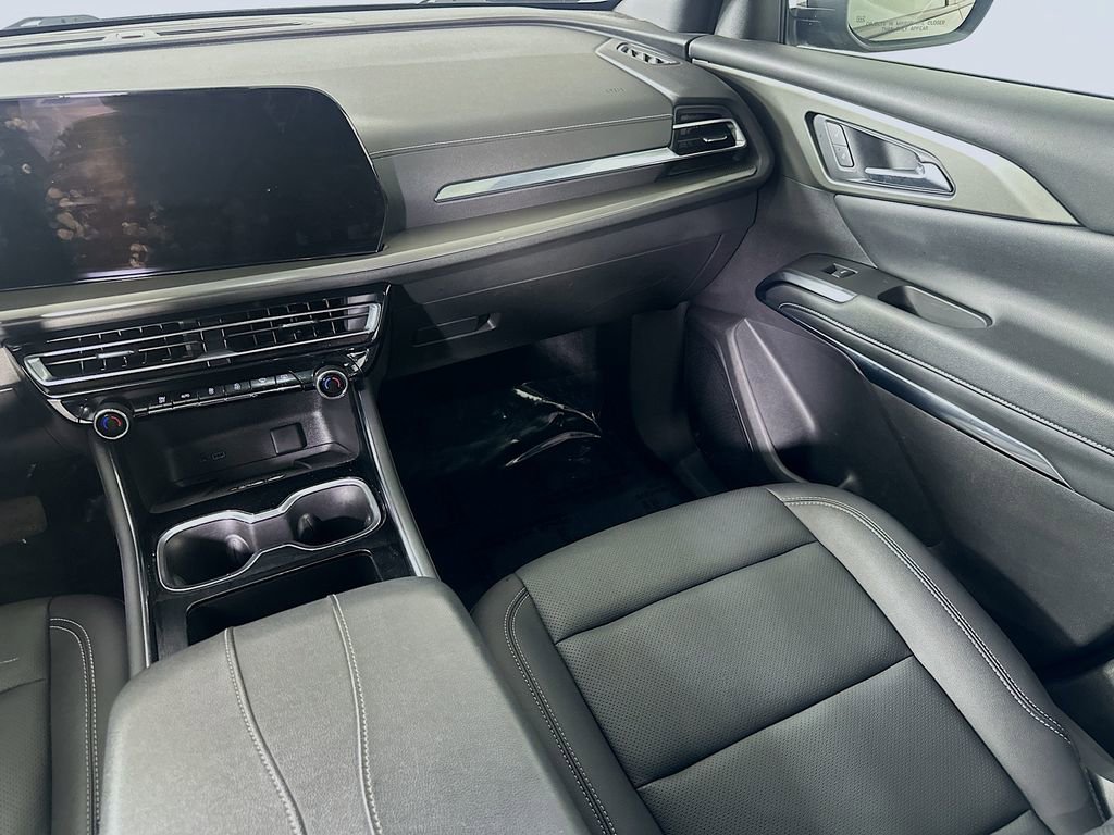 Used 2025 Chevrolet Traverse LT image 20