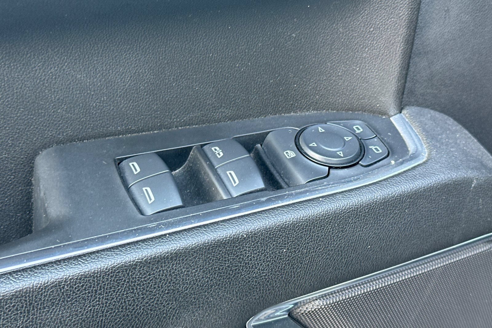 Used 2025 Chevrolet Silverado 1500 LT RWD image 12