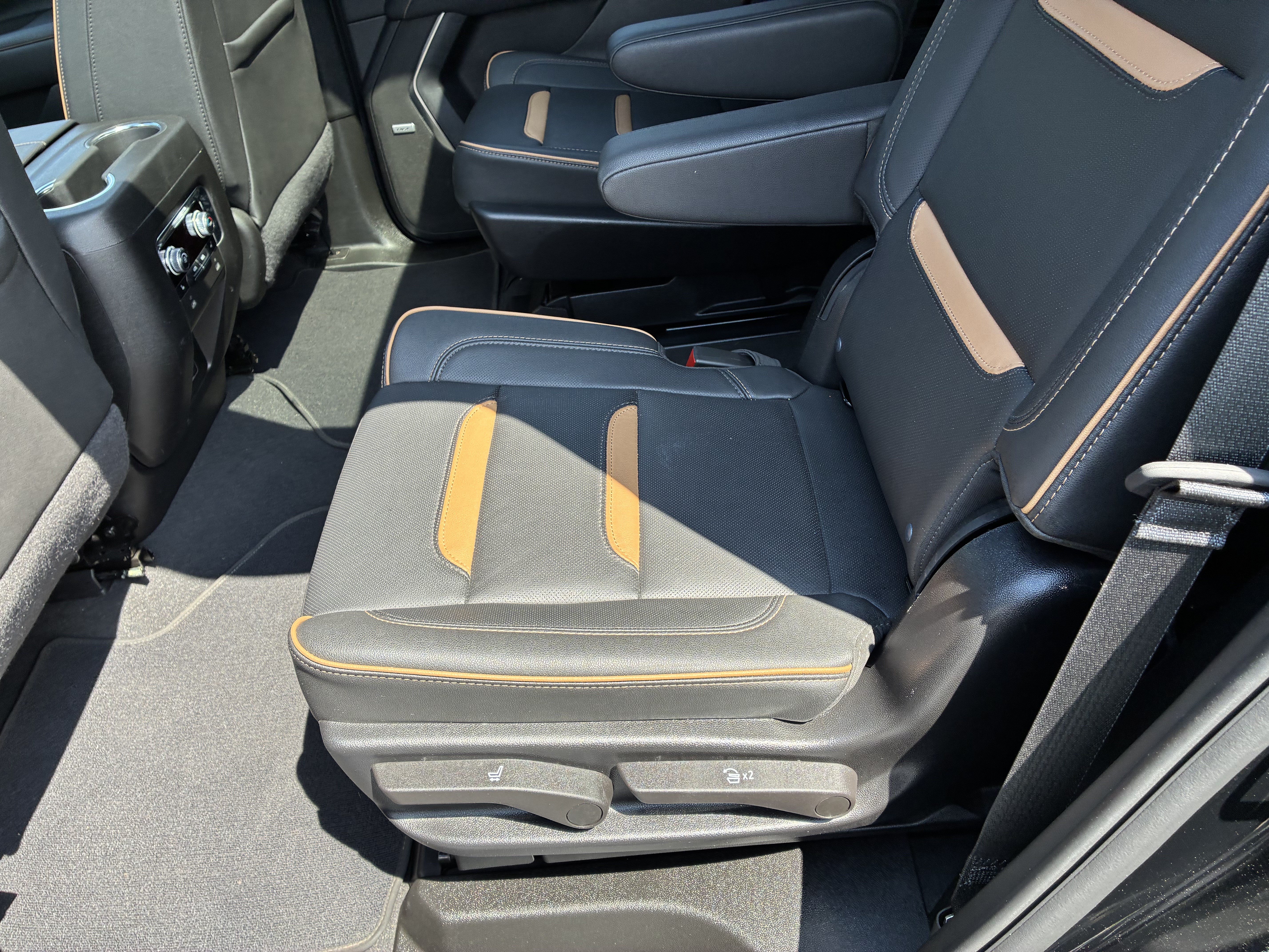 Used 2024 GMC Yukon AT4 AWD/4WD image 12