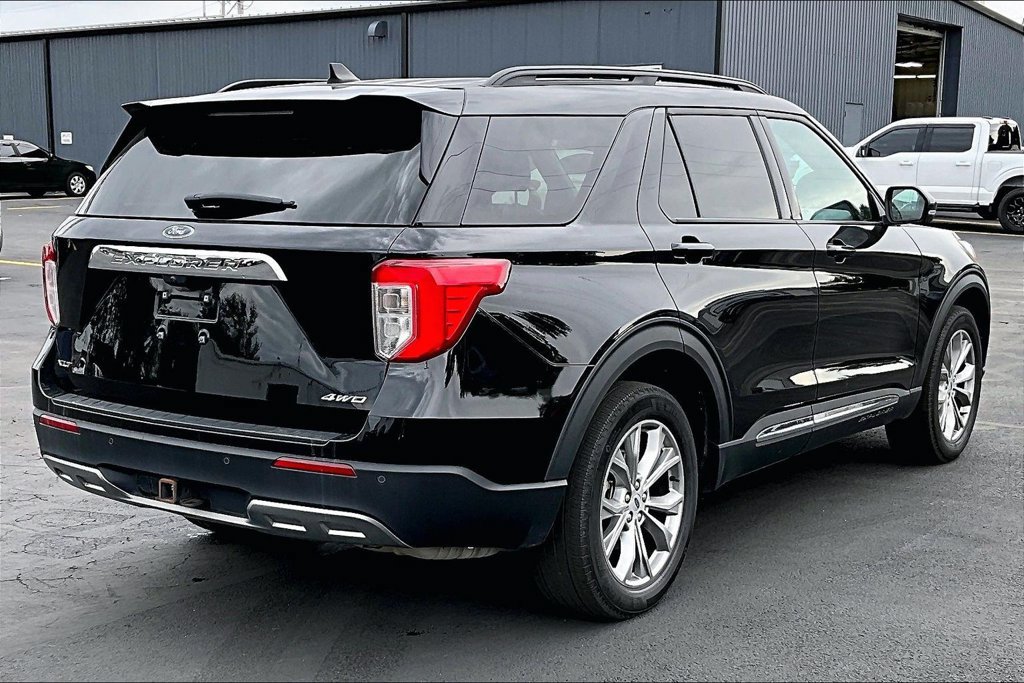 Used 2023 Ford Explorer XLT w/ Equipment Group 202A AWD/4WD image 9